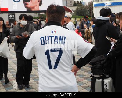 TOKIO, JAPAN - 15. März 2025: Person, die ein Shohei Ohtani Shirt vor dem Tokyo Dome trägt, während der Serie Dodgers vs Cubs Tokyo. Stockfoto