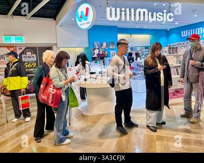 Taipei, Taiwan, glückliche Erwachsene Urlaub exotische taiwanesische Familien, Touristen besuchen Shopping Center, Geschäfte, ernsthafte Erwachsene in Gruppe « WillMusic » Schild Stockfoto