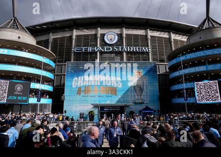 Manchester City Fans vor dem Spiel der Premier League im Etihad Stadium, Manchester. Bilddatum: Samstag, 15. März 2025. Stockfoto