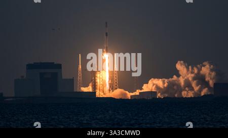 Cape Canaveral, Florida, USA. März 2025. Am 15. März 2025 um 7:35 Uhr EDT startet eine SpaceX Falcon 9-Rakete mit 23 Starlink-Satelliten, darunter 13 mit Direct-to-Cell-Fähigkeiten, vom Space Launch Complex-40 auf der Cape Canaveral Space Force Station, Florida. (Kreditbild: © Jennifer Briggs/ZUMA Press Wire) NUR REDAKTIONELLE VERWENDUNG! Nicht für kommerzielle ZWECKE! Stockfoto