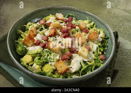 Rosenkohl Cäsar Salat, mit Speck und Croutons, gesundes Essen, hausgemacht, keine Leute Stockfoto
