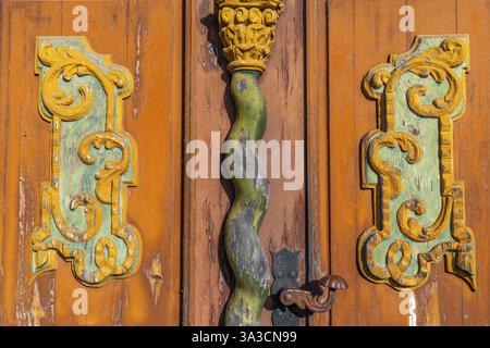 Detail einer geschnitzten und bemalten Holztür am historischen Töpfermarkt, Altstadt von Dahme Mark, Flaeming, Brandenburg, Deutschland, Europa Stockfoto