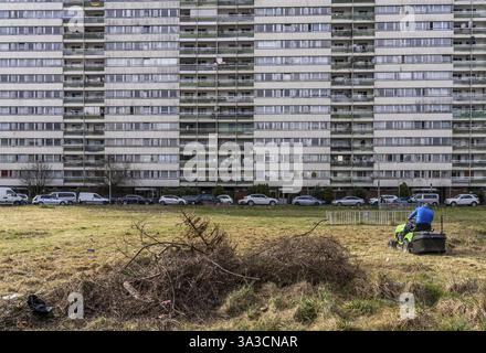 Duisburg-Hochheide, großes Wohngut Wohnpark Hochheide, 6 20-geschossige Hochhäuser mit über 1440 Wohnungen, aus den 1970er Jahren, zwei Hochhäuser Stockfoto