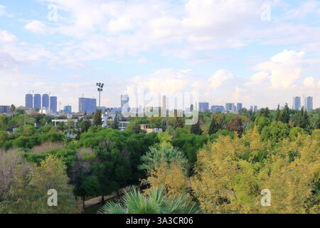 Erbil, Arbil, Kurdistan im Irak - 20. November 2024: Der Shanadar Shanidar Park mit Seilbahn im Zentrum der Stadt Stockfoto