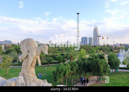 Erbil, Arbil, Kurdistan im Irak - 20. November 2024: Der Shanadar Shanidar Park mit Seilbahn im Zentrum der Stadt Stockfoto