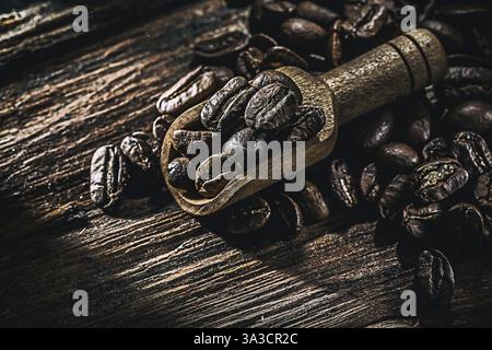 Vollkornkaffeesamen in Schaufel auf Holzbrett Stockfoto