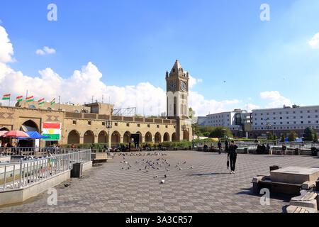 Erbil, Arbil, Kurdistan im Irak - 20. November 2024: Menschen, die sich im Shar Park im Stadtzentrum in der Nähe des Uhrenturms, Parki SAR, entspannen Stockfoto