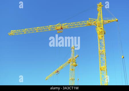 Zwei Spitzen von Baukränen am Himmel Stockfoto