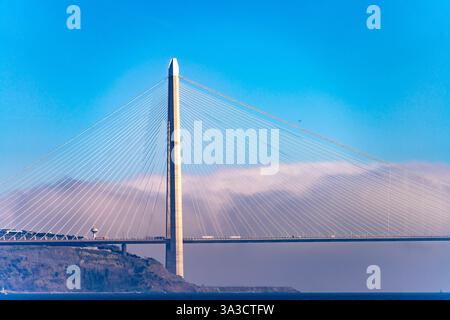 Die Yavuz-Sultan-Selim-Brücke über den Bosporus bei Istanbul, Türkei | die Yavuz-Sultan-Selim-Brücke über den Bosporus bei Istanbul, Türkei Stockfoto