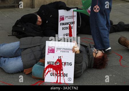 Brüssel, Belgien März 2025. Klimaaktivisten der Extinction Rebellion fordern die BNP Paribas Fortis Bank am Samstag, den 15. März 2025, in der Einkaufsstraße Meir in Antwerpen auf, ihre Finanzierung von fossilen Brennstoffen und umstrittenen Waffenherstellern einzustellen. BELGA FOTO NICOLAS MAETERLINCK Credit: Belga News Agency/Alamy Live News Stockfoto