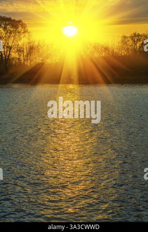 Wasser des Flusses im instagram Stil bei Sonnenuntergang Stockfoto
