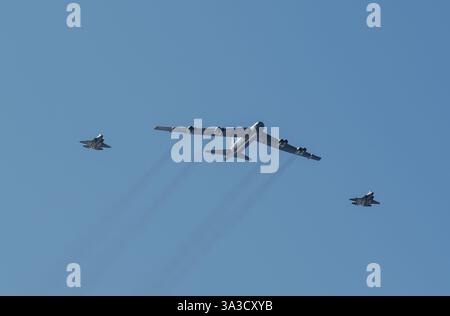 B52 Bomber und norwegische F35-Jäger in der Luft Stockfoto
