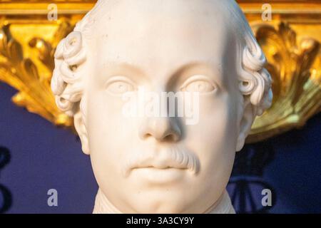 Das ist ein Nahbild einer Statue, die einen Mann mit Schnurrbart darstellt Stockfoto