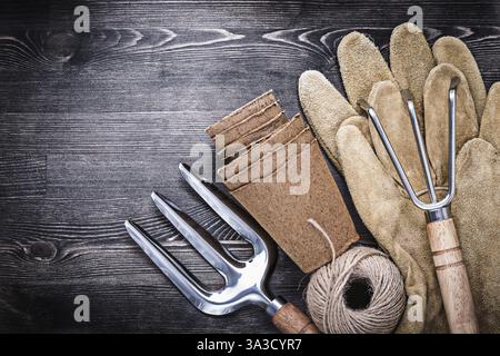 Kelle Gabel Rechen Lederhandschuhe hank of Seil Torf Töpfe Stockfoto