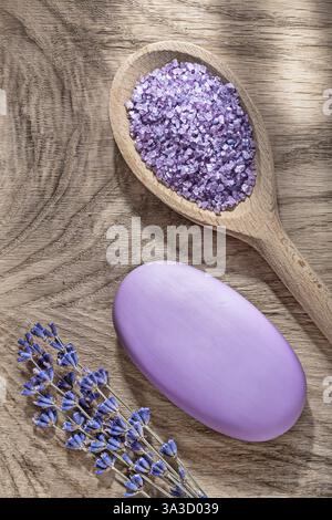 Holzlöffel Meersalzbänke aus Lavendelseife auf Holzbrett Spa-Behandlungskonzept Stockfoto