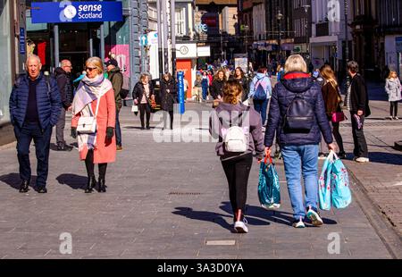 Dundee, Tayside, Schottland, Großbritannien. März 2025. Wetter in Großbritannien: Die helle und warme März-Sonne ermutigte die Leute, ins Stadtzentrum von Dundee zu kommen, um am Wochenende einkaufen zu gehen und das wunderbare Frühlingswetter zu nutzen. Quelle: Dundee Photographics/Alamy Live News Stockfoto