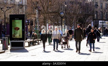 Dundee, Tayside, Schottland, Großbritannien. März 2025. Wetter in Großbritannien: Die helle und warme März-Sonne ermutigte die Leute, ins Stadtzentrum von Dundee zu kommen, um am Wochenende einkaufen zu gehen und das wunderbare Frühlingswetter zu nutzen. Quelle: Dundee Photographics/Alamy Live News Stockfoto