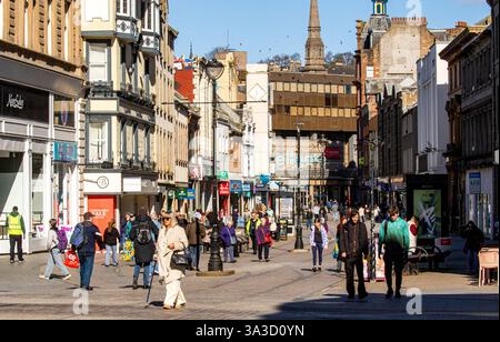 Dundee, Tayside, Schottland, Großbritannien. März 2025. Wetter in Großbritannien: Die helle und warme März-Sonne ermutigte die Leute, ins Stadtzentrum von Dundee zu kommen, um am Wochenende einkaufen zu gehen und das wunderbare Frühlingswetter zu nutzen. Quelle: Dundee Photographics/Alamy Live News Stockfoto