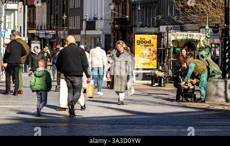 Dundee, Tayside, Schottland, Großbritannien. März 2025. Wetter in Großbritannien: Die helle und warme März-Sonne ermutigte die Leute, ins Stadtzentrum von Dundee zu kommen, um am Wochenende einkaufen zu gehen und das wunderbare Frühlingswetter zu nutzen. Quelle: Dundee Photographics/Alamy Live News Stockfoto
