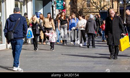 Dundee, Tayside, Schottland, Großbritannien. März 2025. Wetter in Großbritannien: Die helle und warme März-Sonne ermutigte die Leute, ins Stadtzentrum von Dundee zu kommen, um am Wochenende einkaufen zu gehen und das wunderbare Frühlingswetter zu nutzen. Quelle: Dundee Photographics/Alamy Live News Stockfoto