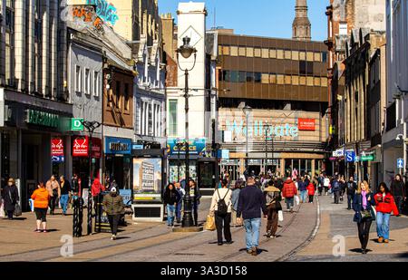 Dundee, Tayside, Schottland, Großbritannien. März 2025. Wetter in Großbritannien: Die helle und warme März-Sonne ermutigte die Leute, ins Stadtzentrum von Dundee zu kommen, um am Wochenende einkaufen zu gehen und das wunderbare Frühlingswetter zu nutzen. Quelle: Dundee Photographics/Alamy Live News Stockfoto