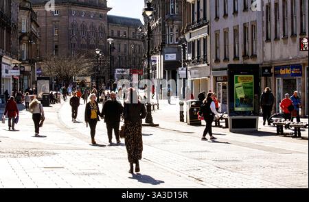 Dundee, Tayside, Schottland, Großbritannien. März 2025. Wetter in Großbritannien: Die helle und warme März-Sonne ermutigte die Leute, ins Stadtzentrum von Dundee zu kommen, um am Wochenende einkaufen zu gehen und das wunderbare Frühlingswetter zu nutzen. Quelle: Dundee Photographics/Alamy Live News Stockfoto