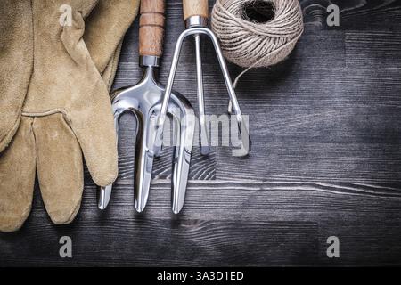 Kehlgabelrechen Lederhandschuhe hank of Seil Gartenkonzept Stockfoto