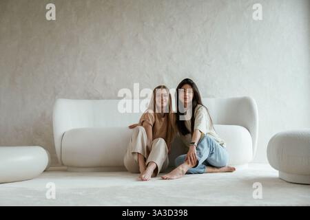 Zwei glückliche junge, beste Freundinnen sind drinnen. Stockfoto