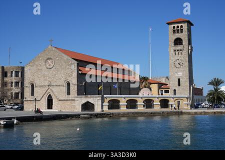 Die Kirche der Verkündigung der Theotokos auf der Mandraki Marina. Stockfoto