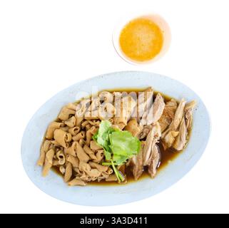 Gestanzter Enteneintopf, gekocht in einer Sojasauce-Brühe mit einer Mischung aus Kräutern auf weiß isoliert. Stockfoto