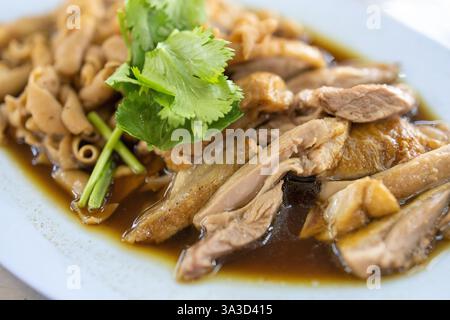 Enteneintopf in einer Sojasauce-Brühe mit einer Mischung aus Kräutern gekocht Stockfoto