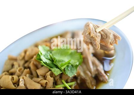 Gestanzter Enteneintopf, gekocht in einer Sojasauce-Brühe mit einer Mischung aus Kräutern auf weiß isoliert. Stockfoto