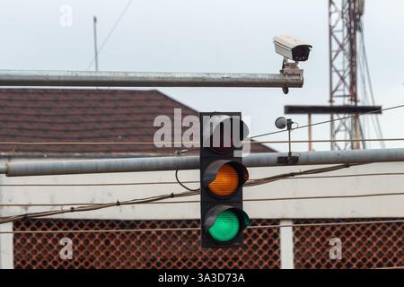 Modernes Straßenbeleuchtungssystem mit Überwachungskameras, die für entgegenkommenden Verkehr in städtischen Gebieten montiert sind Stockfoto