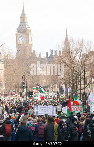 London, Großbritannien. März 2025. Anhänger der palästinensischen Staatlichkeit und Menschen, die für ein freies Palästina plädieren, gingen auf die Straßen Londons, um gegen den israelischen Völkermord im Gaza-Streifen und die unterdrückende Polizeiarbeit im Gazastreifen zu protestieren. Die Rallye ging vom Green Park entlang Piccadilly, dann am Trafalgar Square vorbei nach Whitehall. Quelle: Anna Watson/Alamy Live News Stockfoto