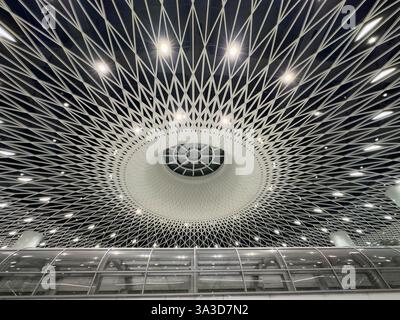 Moderne Architektur in der U-Bahnstation Shenzhen Gangxia North Stockfoto