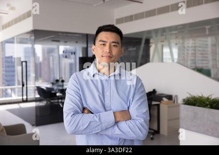 Selbstbewusster CEO des jungen asiatischen Unternehmens posiert für ein Geschäftsporträt Stockfoto