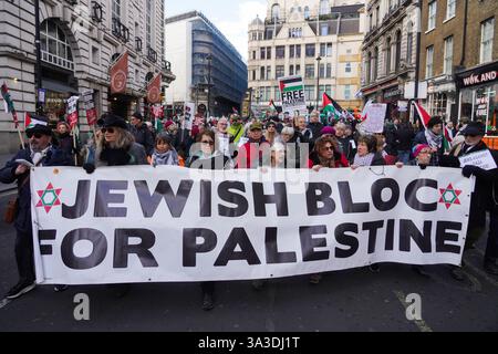 London, Vereinigtes Königreich. März 2025. Eine große Gruppe jüdischer Menschen marschierte solidarisch mit mehr als 50,000 Menschen, die durch London marschierten und ein Ende der Bewaffnung Israels, ein Nein zu ethnischen Säuberungen und ein freies Palästina forderten. Quelle: Kristian Buus/Alamy Live News Stockfoto