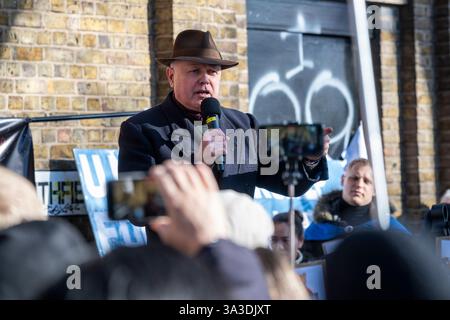 London, Großbritannien. 15. März 2025. Iain Duncan Smith Abgeordneter spricht Demonstranten mit Schildern vor dem Royal Mint Court in der Nähe des Tower of London an und lehnt Chinas vorgeschlagene neue „Super-Botschaft“ ab, die die größte Botschaft Europas sein würde. Die endgültige Entscheidung liegt bei Angela Rayner, der stellvertretenden Premierministerin und Wohnungssekretärin. Anwohner und Wahlkampfgruppen, die Uiguren, Tibeter, Hongkonger und chinesische Dissidenten vertreten, lehnen den Vorschlag ab. Quelle: Stephen Chung / Alamy Live News Stockfoto