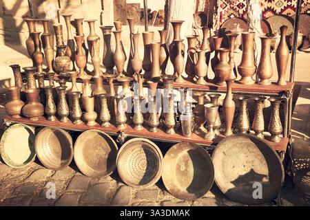 Oriental, Türkisch, Aserbaidschan, Vintage, Silber, Keramik Eisenschalen zum Verkauf. Alte Küchenutensilien, Teekannen, kaffeetürken, Samovars Pfannen Teller Tassen Stockfoto