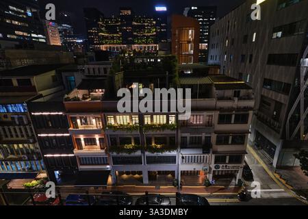 Singapur - 12. August 2024: Reihe traditioneller Singapur-Shophouses in der Nähe von Chinatown, Office of the WOHA, Hong Kong Street Stockfoto