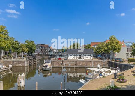 Gorinchem, Niederlande. 25. Juni 2024. Der Hafen in Gorinchem, im Hintergrund Kanalhäuser entlang des Lingenkanals Stockfoto