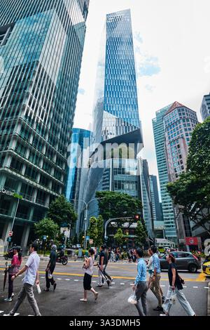 Singapur - 18. Januar 2025: Hochhaus-Podium mit grünen Bäumen und offene Bereiche der Biophilen entwarf 18 Robinson im CBD von Singapur Stockfoto
