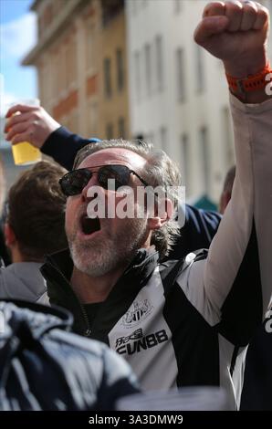 London, England, Großbritannien. März 2025. Fans treffen sich in The Nags Head by Covent Garden, um vor dem Cup-Finale zu singen, zu singen und zu singen. Newcastle-Fans treffen sich morgen im Londoner Covent Garden vor ihrem Finale gegen Liverpool im Wembley Stadium (16. März 2025). Newcastle will eine der längsten nationalen Trophäen im englischen Fußball beenden, mit der letzten großen Ehre der FA Cup 1954-55. Quelle: ZUMA Press, Inc./Alamy Live News Stockfoto