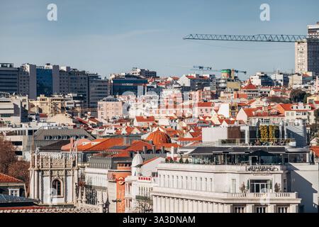 Blick auf Lissabon vom berühmten Aussichtspunkt Santa Justa, mit Blick auf die Dächer und historischen Wahrzeichen der Stadt Stockfoto