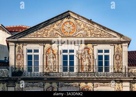 Lissabon, Portugal - 2. Januar 2025: Eine detaillierte Ansicht einer historischen Gebäudefassade mit traditionellen portugiesischen Azulejos mit gemalter Figur Stockfoto