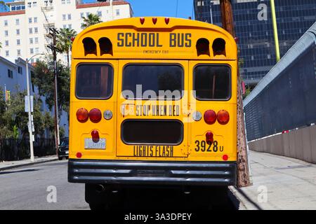 Rückansicht eines traditionellen amerikanischen gelben Schulbusses auf der Straße Stockfoto