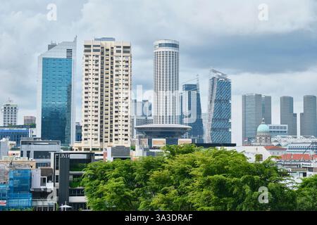 Singapur - 16. August 2024: Blick auf die Skyline der Stadt vom Park Royal Collection Pickering Hotel Infinity Pool Stockfoto