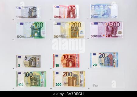 Lissabon, Portugal - 2. Januar 2025: Eine Ausstellung verschiedener Euro-Banknoten im Geldmuseum mit verschiedenen Stückelungen, darunter 5 €, 10 €, 20 € Stockfoto