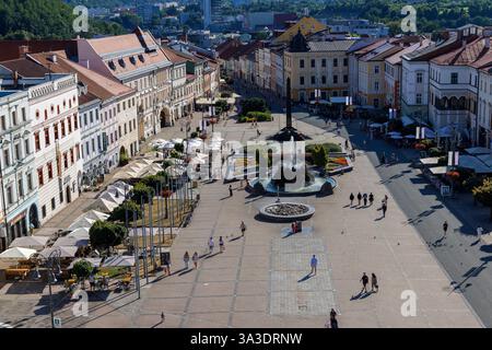 Menschen auf dem historischen SNP-Platz, Banska Bystrica, Slowakei Stockfoto