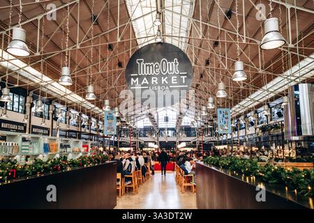 Lissabon, Portugal - 2. Januar 2025: Time Out Market in Lissabon, einem berühmten Speisesaal mit einer Vielfalt an portugiesischer und internationaler Küche Stockfoto